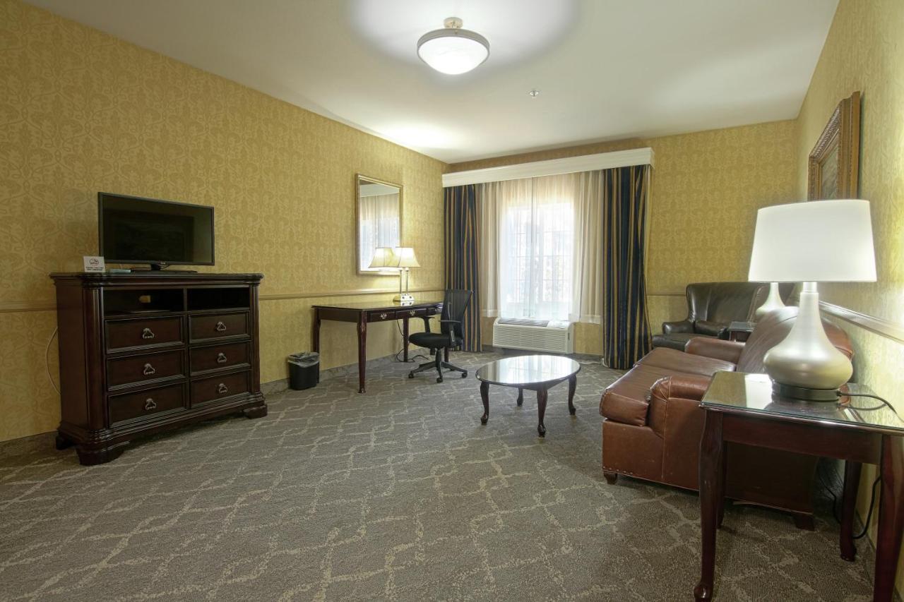 Azure Hotel&Suites Ontario Trademark Collection By Wyndham Bagian luar foto